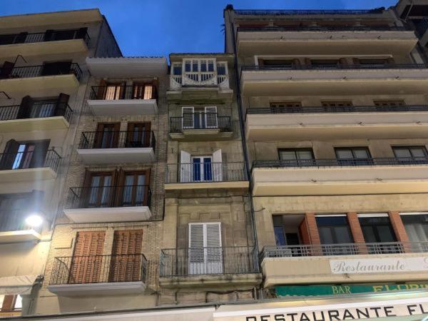 Erdizka, Centrico Apartamento Turistico Con La Mejor Vista Plaza De Los Fueros Estella Exterior foto